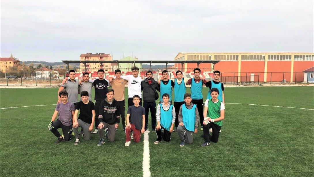 Liseli Öğrencilerden Ara Tatilde Futbol Maçı