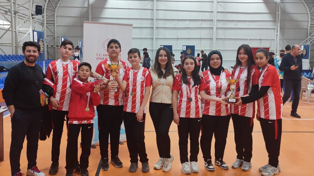 Kütahya Okul Sporları kapsamında gerçekleşen Dart Yarışması'nda öğrencilerimizden erkek takımı il şampiyonu olurken kız takımımız il 4.sü oldu.