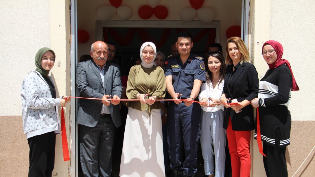 Gazi İlkokulu'nda İlçe Kaymakamımız Sayın Büşra Güllü ÖZPINAR'ın katılımıyla Resim Sergisi gerçekleştirildi.